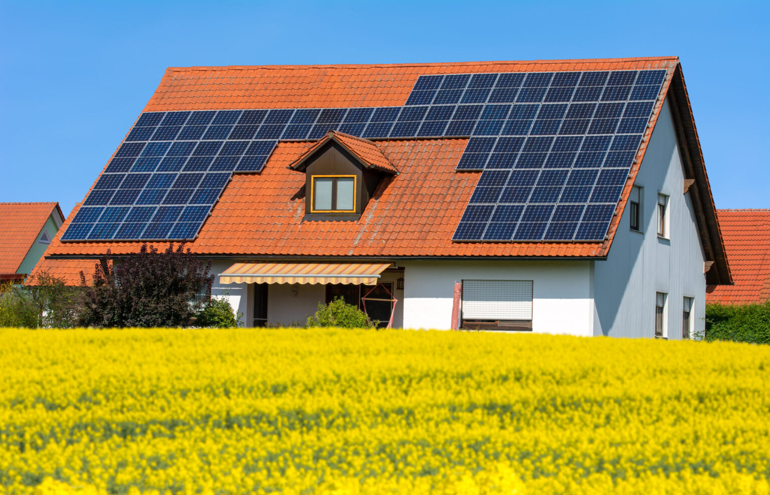 Die Photovoltaik – Eine nachhaltige Energiequelle der Zukunft Modernes Haus mit Photovoltaikanlage